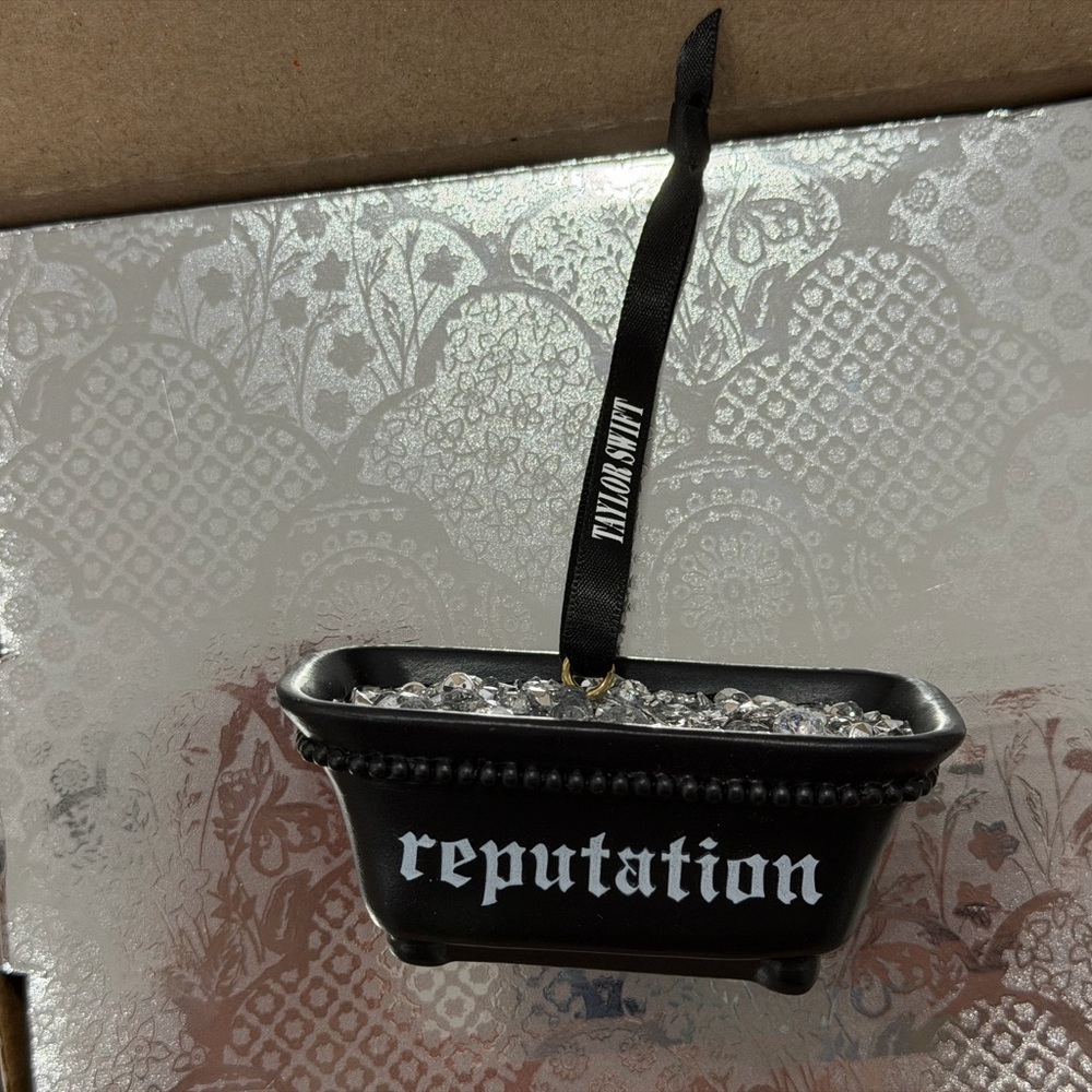 Taylor Swift- Black Reputation Bath Ornament